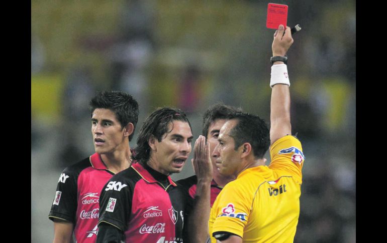 Zorros protestan una de las dos tarjetas rojas que les mostró el arbitro Antony Zanjuampa.MEXSPORT  /