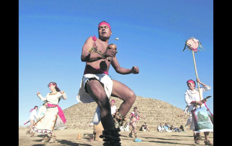 Con sus danzas, hombres y mujeres dan la bienvenida al Sol; las culturas prehispánicas y mestizas se suman a la fiesta del astro.  /