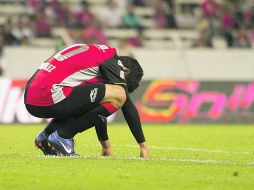 El rojinegro Arturo González lamenta el doloroso descalabro de su equipo, anoche ante Jaguares en el Estadio Jalisco.  /