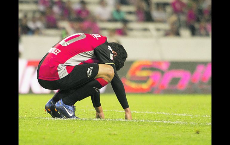 El rojinegro Arturo González lamenta el doloroso descalabro de su equipo, anoche ante Jaguares en el Estadio Jalisco.  /