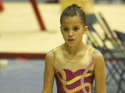 Nicole Castro conquistó el título del campeonato estatal de gimnasia artística.  /