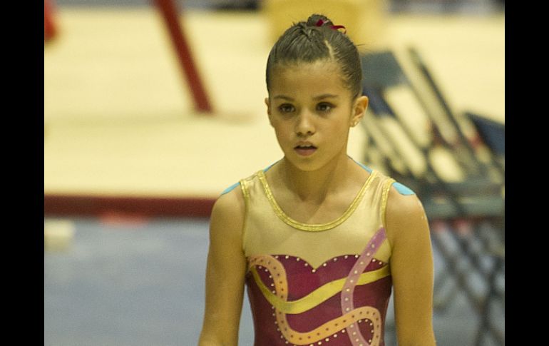 Nicole Castro conquistó el título del campeonato estatal de gimnasia artística.  /