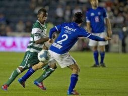 EL jugador del Santos, Carlos Darwin Quintero, pelea por el esférico con Fausto Pinto, del Cruz Azul. AFP  /