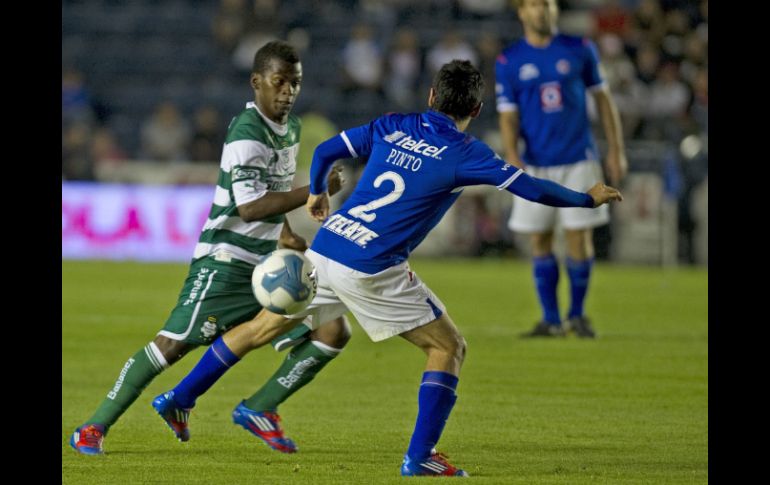 EL jugador del Santos, Carlos Darwin Quintero, pelea por el esférico con Fausto Pinto, del Cruz Azul. AFP  /