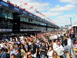 Los aficionados disfrutan de los alrededores del Albert Park. AFP  /