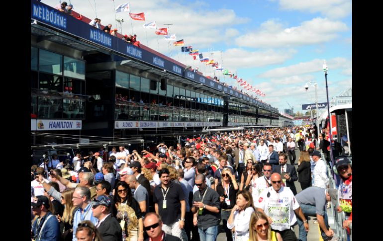 Los aficionados disfrutan de los alrededores del Albert Park. AFP  /