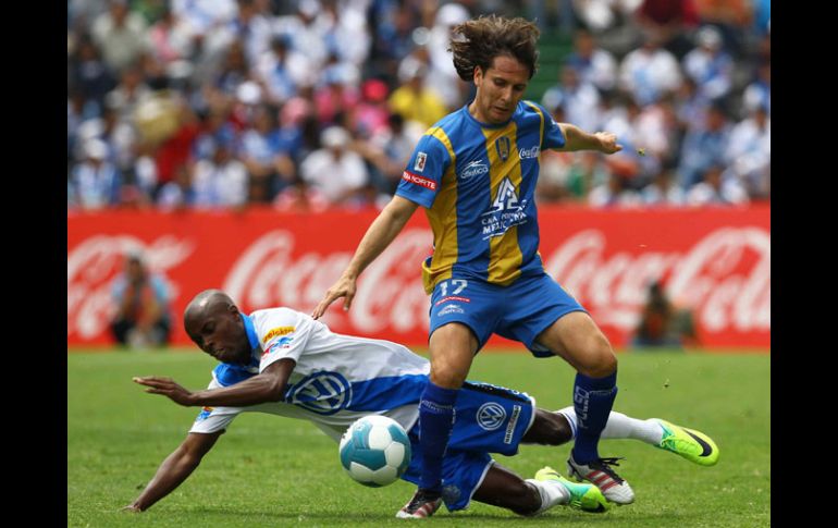 Beasley y Alcántar disputan una pelota durante el partido en el Estadio Cuauhtémoc. MEXSPORT  /