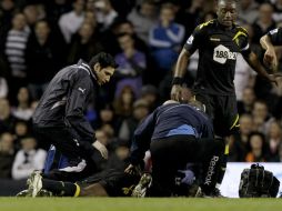 Muamba se desplomó sobre el césped de White Hart Lane poco antes del descanso. AP  /