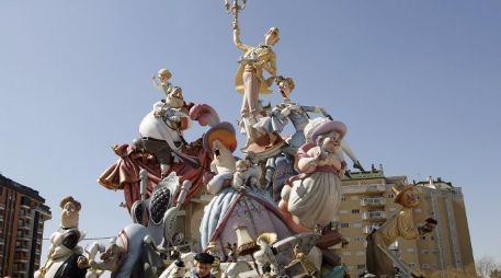 Falla valorada en 400 mil euros y ganadora del primer premio de la sección especial de Valencia. EFE  /