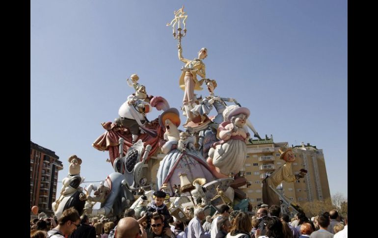 Falla valorada en 400 mil euros y ganadora del primer premio de la sección especial de Valencia. EFE  /