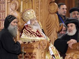 Imagen del cadáver del patriarca de la Iglesia Cristiana Copta Egipcia, Shenuda III, durante su velatorio en la catedral, EFE  /