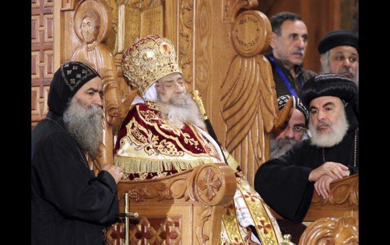 Imagen del cadáver del patriarca de la Iglesia Cristiana Copta Egipcia, Shenuda III, durante su velatorio en la catedral, EFE  /