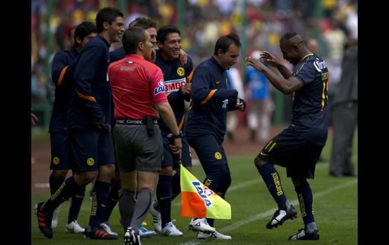 Los jugadores del América celebran el primer gol del partido. AFP  /