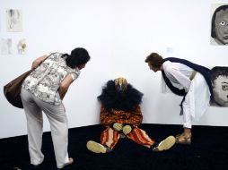 Visitantes observan la obra ''Clown'', de la artista brasileña Laura Lima. AFP  /