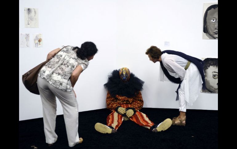 Visitantes observan la obra ''Clown'', de la artista brasileña Laura Lima. AFP  /