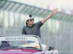 Sergio Pérez saluda al publico durante un desfile que se realizó previo el GP de Australia en el circuito Albert Park de Melbourne. EFE  /