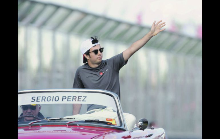 Sergio Pérez saluda al publico durante un desfile que se realizó previo el GP de Australia en el circuito Albert Park de Melbourne. EFE  /