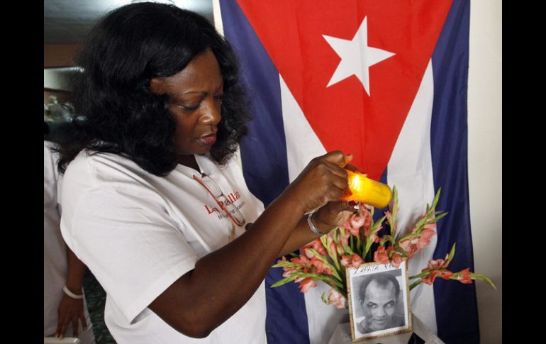 Berta Soler, líder de las Damas de Blanco, durante un encuentro en la casa de la fallecida Laura Pollán. EFE  /