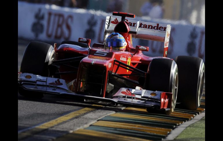 El piloto de Ferrari, Fernando Alonso, decidió viajar a Kuala Lumpur lo antes posible adaptarse a las condiciones del circuito. EFE  /