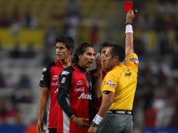 En el partido ante Jaguares, Flavio Santos lanzó una patada a un contrario, por lo que se ganó la tarjeta roja. MEXSPORT  /