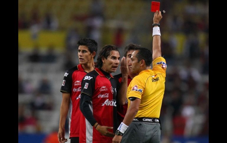 En el partido ante Jaguares, Flavio Santos lanzó una patada a un contrario, por lo que se ganó la tarjeta roja. MEXSPORT  /