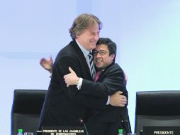 El ministro de Economía de Uruguay, Fernando Lorenzo (i), se abraza con el presidente del BID, Luis Alberto Moreno. AFP  /