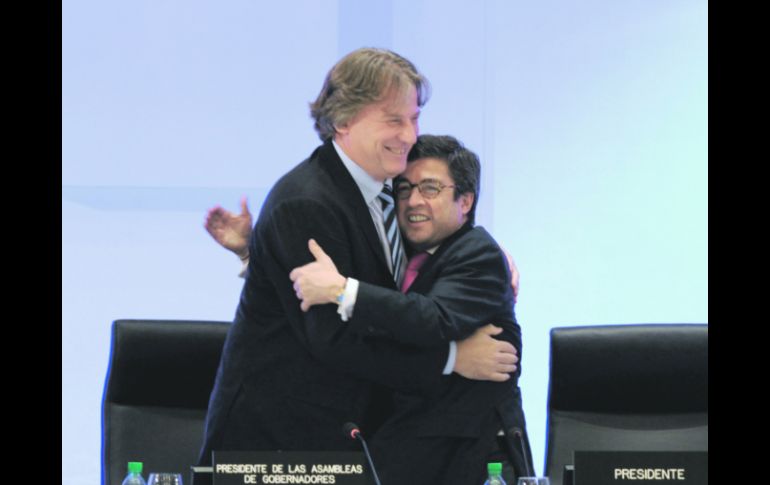 El ministro de Economía de Uruguay, Fernando Lorenzo (i), se abraza con el presidente del BID, Luis Alberto Moreno. AFP  /