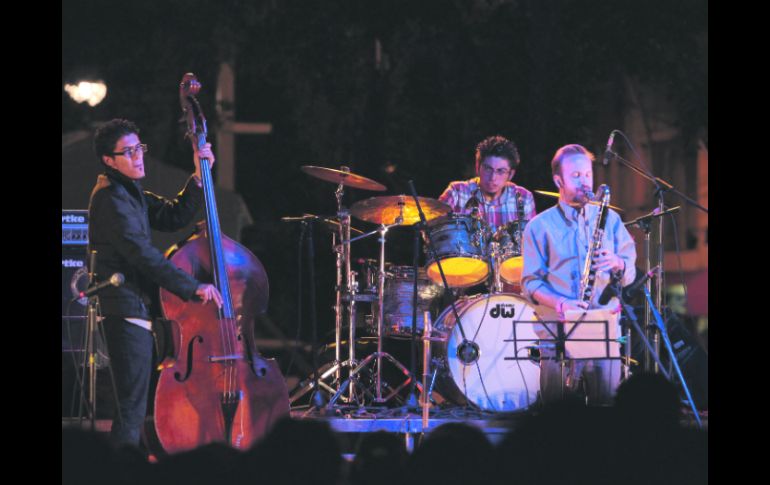 Aproximadamente mil 500 personas acudieron al último día del Festival del Jazz. En la imagen los integrantes de Fugomi.  /