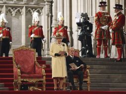 La reina Isabel II de Inglaterra (c), acompañada de su esposo, el príncipe Felipe, duque de Edimburgo, pronuncia un discurso. EFE  /