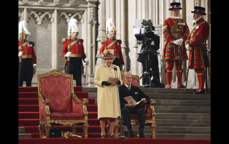 La reina Isabel II de Inglaterra (c), acompañada de su esposo, el príncipe Felipe, duque de Edimburgo, pronuncia un discurso. EFE  /