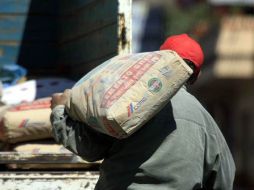 Las acciones de la cementera Cemex subían con fuerza el martes tras el fuerte sismo que sacudió al DF. ARCHIVO  /