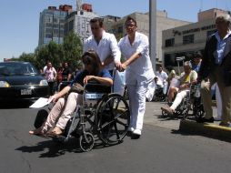 Pacientes de hospitales fueron evacuados en la capital del país. AP  /