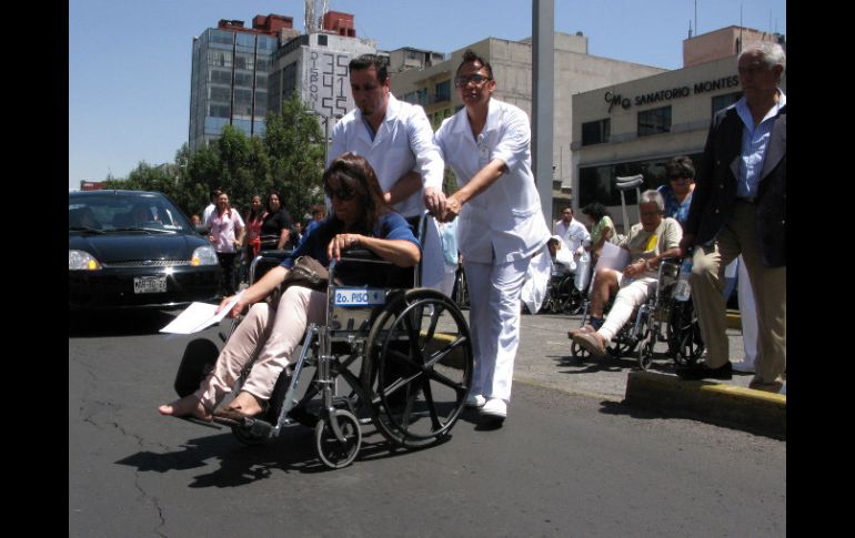 Pacientes de hospitales fueron evacuados en la capital del país. AP  /