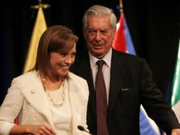 Vargas Llosa y Josefina asisten al Seminario Internacional: América Latina: Oportunidades y Desafíos, en Lima. EFE  /