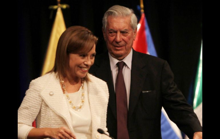 Vargas Llosa y Josefina asisten al Seminario Internacional: América Latina: Oportunidades y Desafíos, en Lima. EFE  /