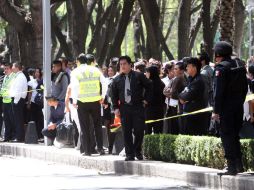 Cientos de empleados y dependientes desalojaron los edificios de Paseo de la Reforma durante el sismo. NTX  /