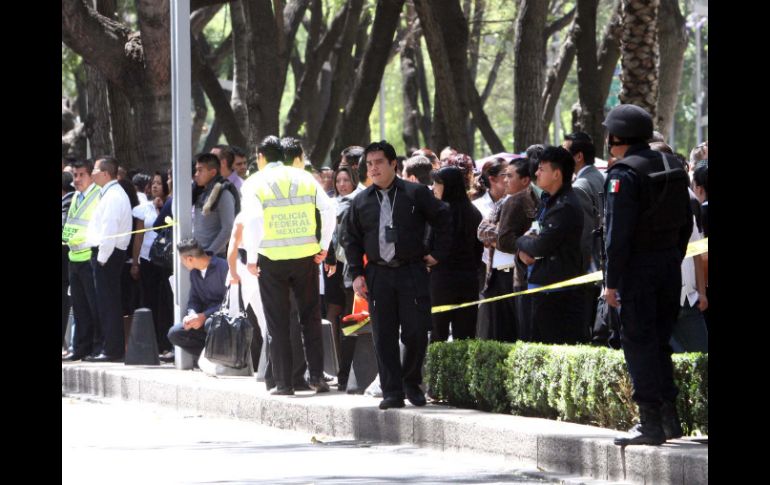 Cientos de empleados y dependientes desalojaron los edificios de Paseo de la Reforma durante el sismo. NTX  /