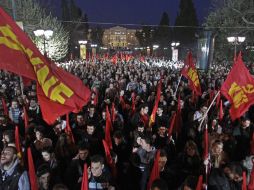 Simpatizantes del Partido Comunista se manifiestan contra las medidas de austeridad impuestas por el gobierno heleno, en Atenas. EFE  /