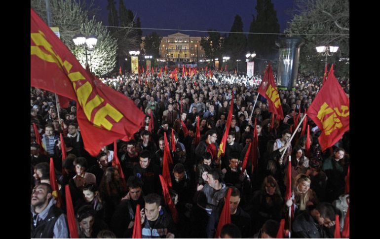 Simpatizantes del Partido Comunista se manifiestan contra las medidas de austeridad impuestas por el gobierno heleno, en Atenas. EFE  /