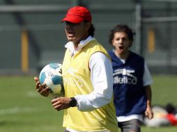 Juan Carlos Chávez da instrucciones durante la práctica del Atlas. MEXSPORT  /