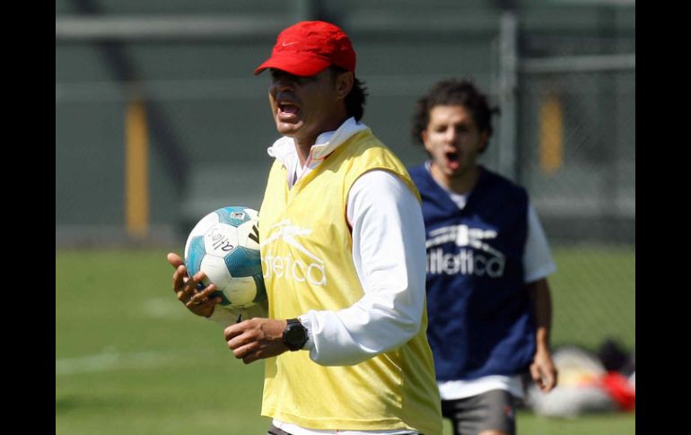 Juan Carlos Chávez da instrucciones durante la práctica del Atlas. MEXSPORT  /