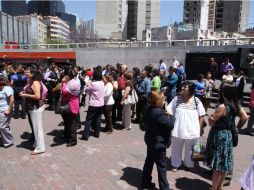 Congregación en la glorieta del Metro Insurgentes durante la evacuacion. NTX  /