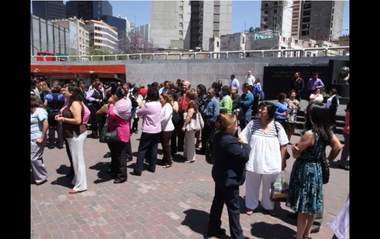 Congregación en la glorieta del Metro Insurgentes durante la evacuacion. NTX  /