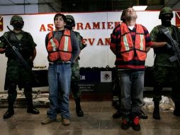 De izq-der. Óscar Pozos Jiménez y José Guadalupe Serna Padilla, alias ''El Zopilote'' detenidos en carretera Zapotiltic.REUTERS  /