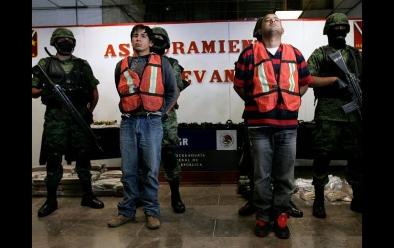 De izq-der. Óscar Pozos Jiménez y José Guadalupe Serna Padilla, alias ''El Zopilote'' detenidos en carretera Zapotiltic.REUTERS  /