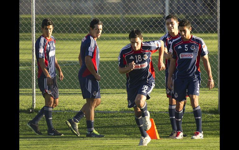 Los jugadores de Chivas durante el entrenamiento vespertino del equipo.  /