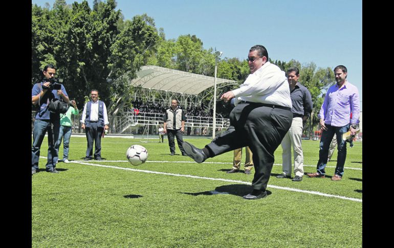 El alcalde de Guadalajara, Francisco Ayón, prueba la cancha con pasto sintético recién inaugurada.  /