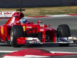 El calor y las limitaciones del auto serán también rivales del talentoso Alonso en Sepang. EFE  /