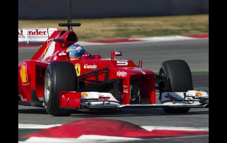 El calor y las limitaciones del auto serán también rivales del talentoso Alonso en Sepang. EFE  /