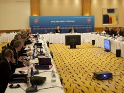 Foto tomada de la página web uefa.com, que muestra la reunión en Estambul del Comité Ejecutivo de la UEFA. ESPECIAL  /